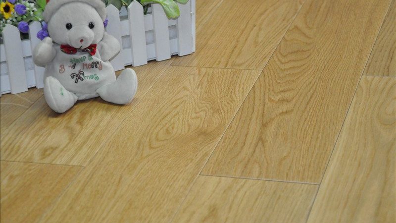 梅雨季墙面冒汗，软木地板却安然无恙